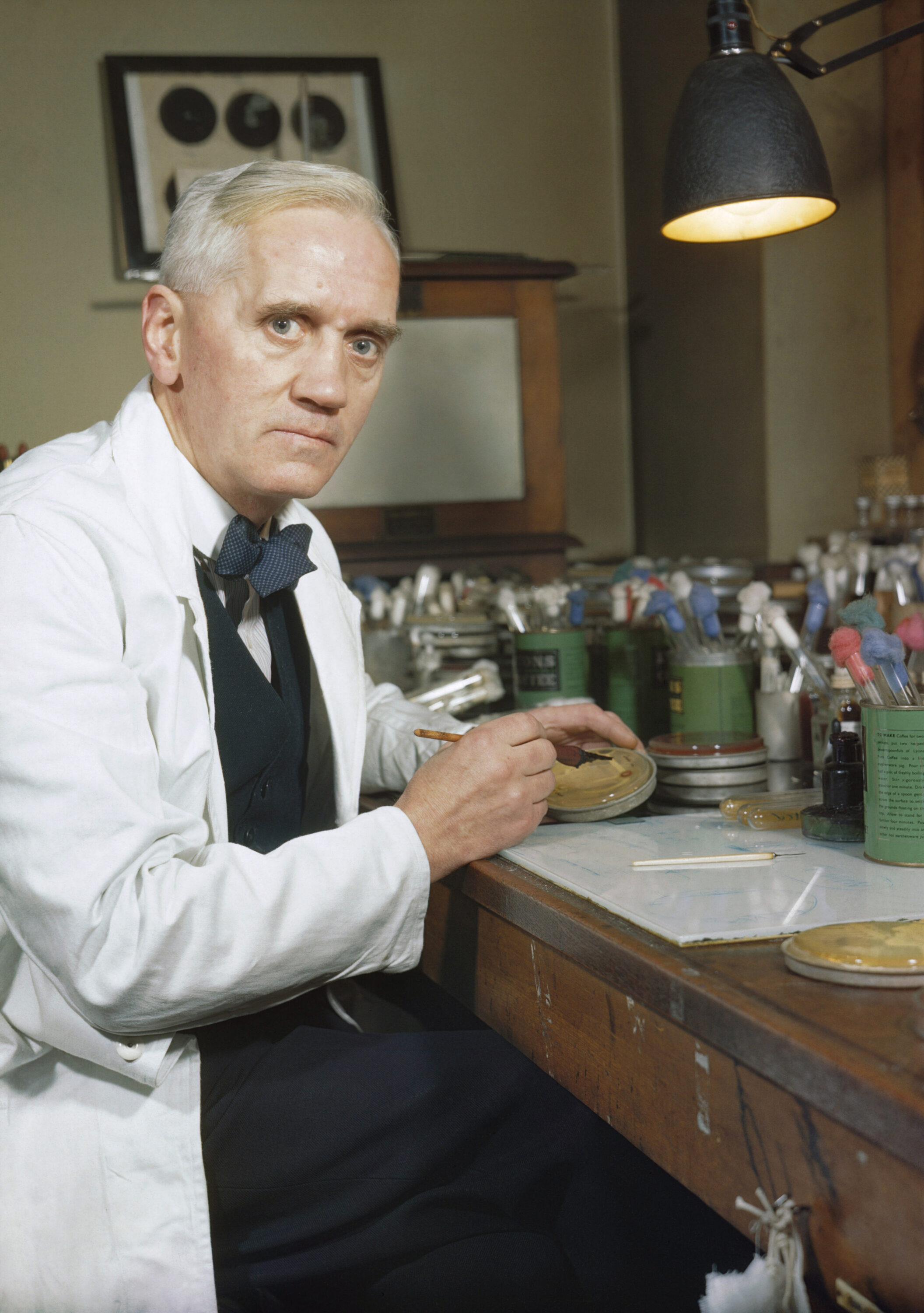 Alexander Fleming in seinem Labor, ca. 1940 Imperial War Museum, London