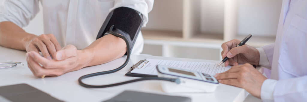 Blutdruckmessung liegt am linken Arm an